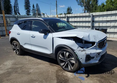 2024 Volvo Xc40 Plus z USA, uszkodzony, nr VIN YV4L12UE1R2379682